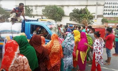 বেতনের দাবিতে ঢাকা-আরিচা মহাসড়কে শ্রমিকদের বিক্ষোভ 