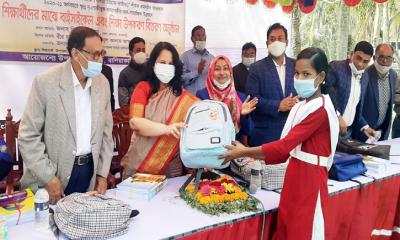 বালিয়াকান্দিতে শিক্ষার্থীদের মাঝে সাইকেল ও শিক্ষা উপকরণ বিতরণ