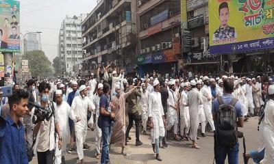 রাজধানীতে হেফাজত ও আ. লীগের মধ্যে ধাওয়া-পাল্টা ধাওয়া