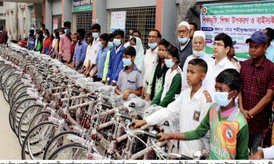 ধামইরহাটে শিক্ষার্থীদের মাঝে শিক্ষা উপকরণ বিতরণ