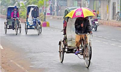 গুড়ি গুড়ি বৃৃষ্টিতে বাড়ছে শীতের প্রকোপ