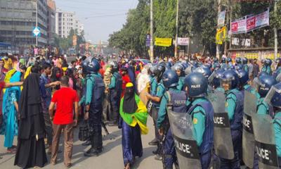 মিরপুরে সড়ক অবরোধ করে পোশাক শ্রমিকদের বিক্ষোভ