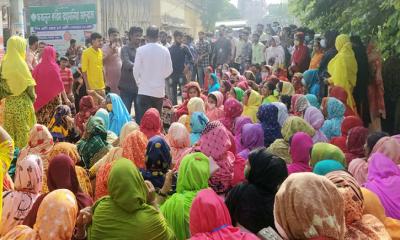 আশুলিয়ায় সড়ক অবরোধ করে শ্রমিকদের বিক্ষোভ