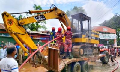 রেলের জমি উদ্ধার কাজ বাধাগ্রস্ত করতে এক্সাভেটরে আগুন