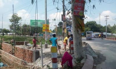 দিনাজপুর-ঢাকা মহাসড়কের পাশে অবৈধ স্থাপনা,দুর্ঘটনার ঝুঁকি