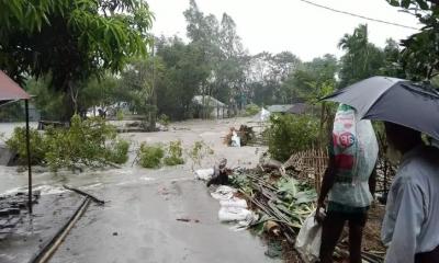 বাঁধ ভেঙে তিস্তায় বিলীন শত শত ঘরবাড়ি