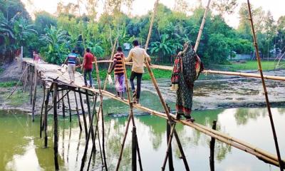 ১০ হাজার মানুষের ভরসা কাঠের ভাঙা সাঁকো