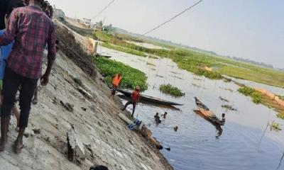 নিয়ন্ত্রণ হারিয়ে খালের পানিতে প্রাইভেটকার, যুবক নিহত