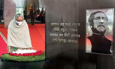 বঙ্গবন্ধুর প্রতিকৃতিতে প্রধানমন্ত্রীর শ্রদ্ধা