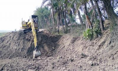 জমির মাটি কেটে বিক্রি, রাস্তা হুমকিতে