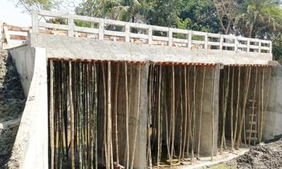 শরীয়তপুরে নির্মাণাধীন ব্রীজে ফাটল, ব্যাপক অনিয়মের অভিযোগ