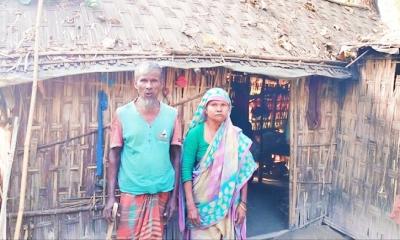 ফুলবাড়ীতে জরাজীর্ণ ঝুপড়িতে অসহায় দম্পতির বসবাস, মেলেনি একটি ঘর