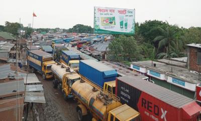 দৌলতদিয়ায় নদী পারের অপেক্ষায় পণ্যবাহী যানবাহনের দীর্ঘ সারি