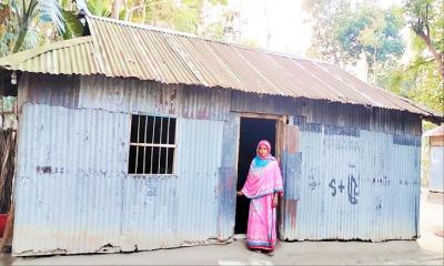 ভাঙ্গা ঘরে বসবাস, একটি সরকারি ঘর পাওয়ার আকুতি বিধবা তহমিনার