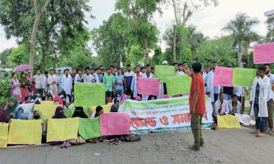 ঝিনাইদহ সরকারি ভেটেরিনারি কলেজে ডিভিএম ডিগ্রি’র দাবিতে সড়ক অবরোধ