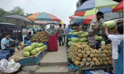 মাধবপুরে মহাসড়কের ফুটপাত ব্যবসায়ীদের দখলে