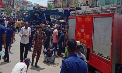 আগুন নেভাতে যাওয়ার পথে দুর্ঘটনায় ফায়ার সার্ভিসের গাড়িচালকসহ নিহত ২