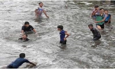 টানা বৃষ্টিতে ডুবছে দিল্লি, সব স্কুল বন্ধ ঘোষণা