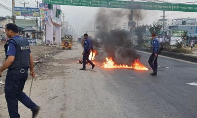 গাজীপুরে টায়ার জ্বালিয়ে বিক্ষোভ, চলছে না দূরপাল্লার বাস