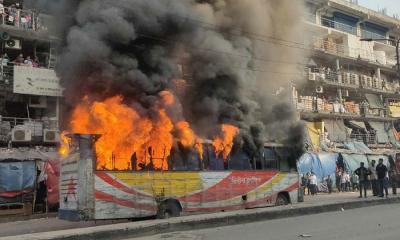 গুলিস্তানে বাসে আগুন