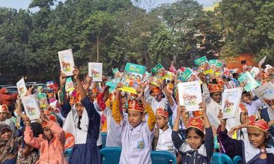 নতুন বইয়ের ঘ্রাণে উচ্ছ্বসিত শিক্ষার্থীরা