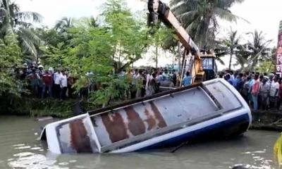 ঝালকাঠিতে বাস উল্টে পুকুরে, নিহত বেড়ে ১৭