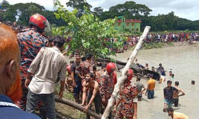 ঝালকাঠিতে যাত্রীবাহী বাস নিয়ন্ত্রণ হারিয়ে পুকুরে, নিহত ১৩